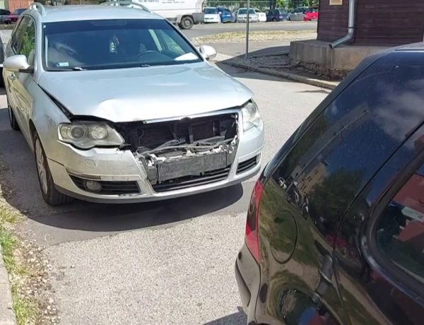 Négyes ráfutásos baleset a Szent István utcán – Jelentős az anyagi kár