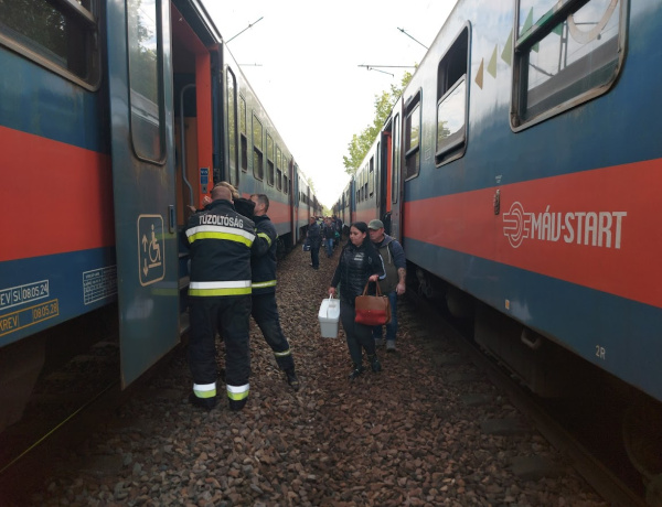 A szemtanúk szerint a sínen ülve várta, mikor jön a szerelvény…