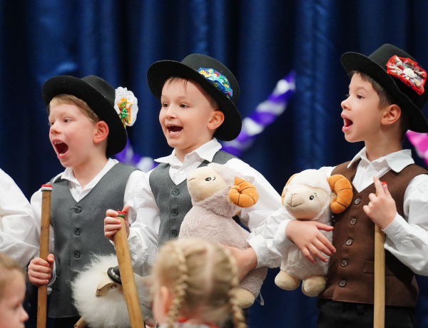 Óvodások és kisiskolások előadásaival ünnepelték a leendő pedagógusokat a Nyíregyházi Egyetemen