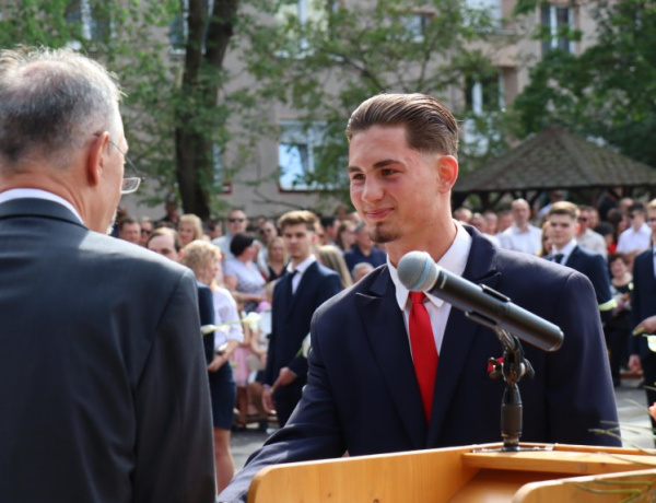 55 éve az oktatás szolgálatában – Ballagás és érettségi az Eötvös Gyakorlóiskolában