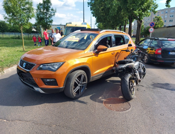Elvitték a mentők a sérült motorost     