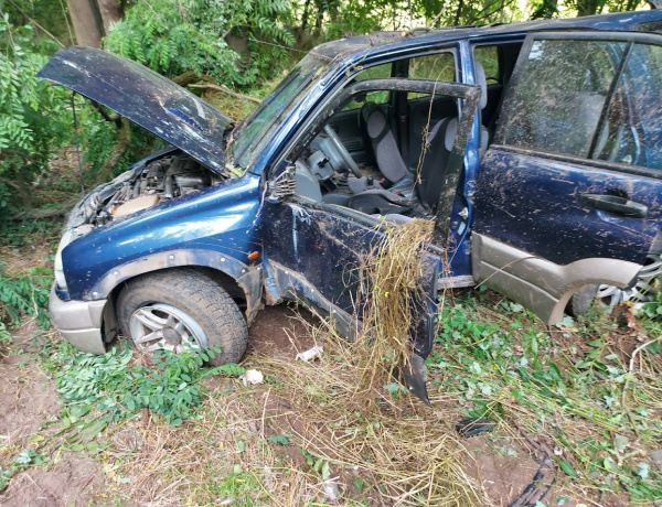 A levegőben is megpördült – Kórházba vitték a sofőrt
