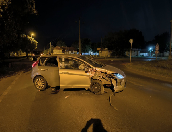 Elmenekült a helyszínről? – Diribdarabra törte a villanyoszlopot
