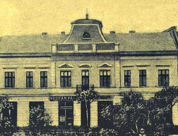 Amiről az utcák mesélnek... - Séták a Hősök terén 2.