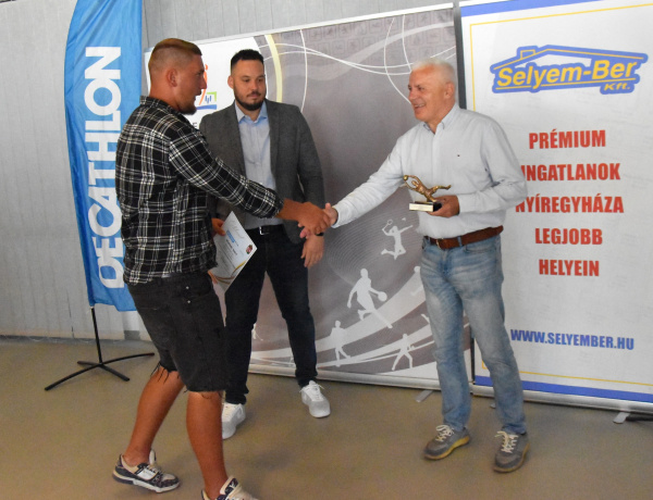 Díjkiosztóval zárult a kispályás szezon                           