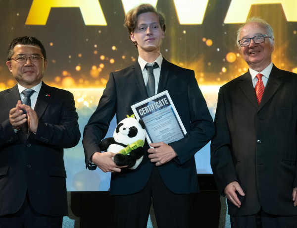 Elképesztő! Még a kínai űrhajósok is köszöntték a nyíregyházi középiskolást!