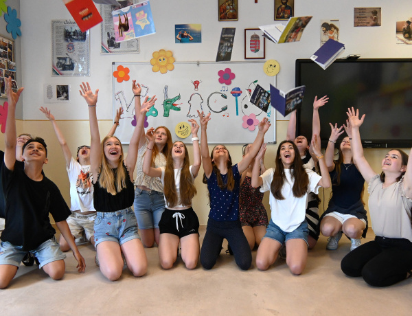 Vidáman indul a vakáció   - Repültek a füzetek