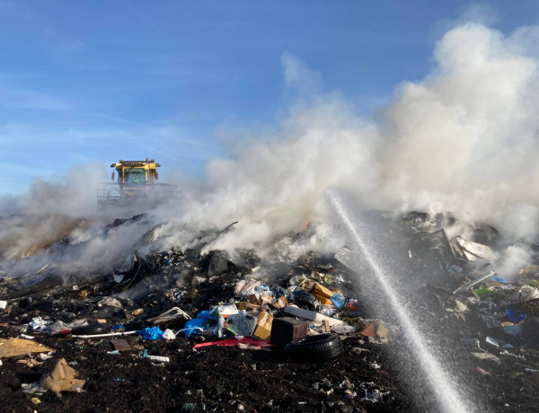 Brutális füstoszlop a város határában - Megfékezték a szeméttelepen keletkezett lángokat