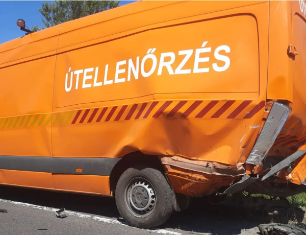 Súlyos baleset történt vasárnap délután a 403-as úton