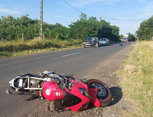 Életveszélyes sérülésekkel szállították a motorost kórházba