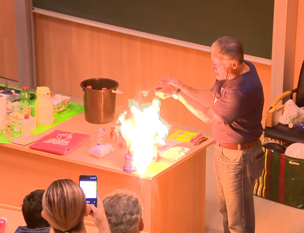 Varázslatos természettudomány – Látványos fizikai és kémiai bemutatók az egyetemen