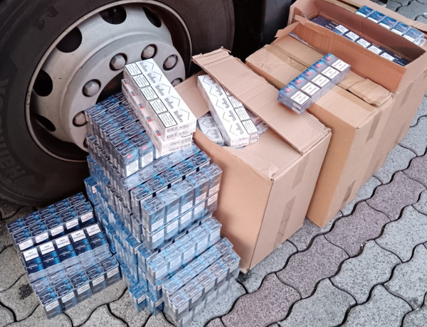 Kamionstoppos bukás – 2560 doboz cigit rejtett a járműve