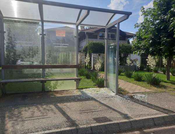 Megrongálták a buszmegállót Sóstóhegyen  