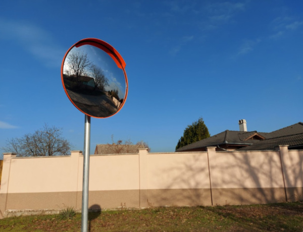 Új forgalmi tükröt helyeztek el a Palánta és Szánkó utca kereszteződésében