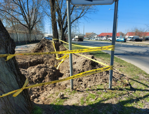 Optikai kábelt fektetnek Nyíregyházán, a Debreceni úton