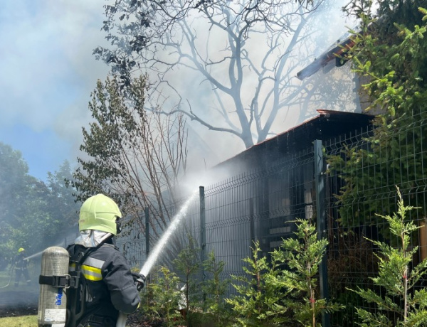 Lángok csaptak fel a Sikló utcában       