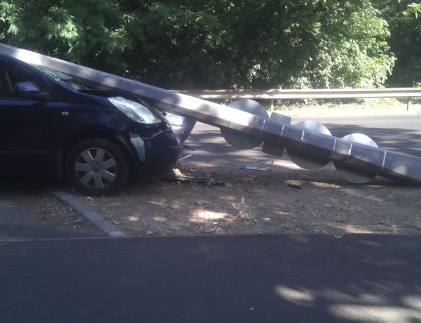 Villanyoszlopnak csapódott egy személygépkocsi Sóstógyógyfürdőn