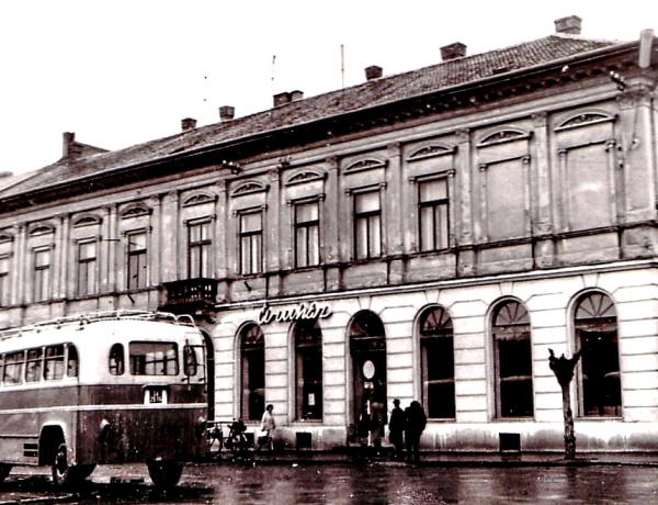 Amiről az utcák mesélnek... - Séták a Hősök terén 4.