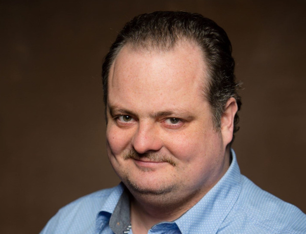 A Macskazene elevenbe vágó, kacagtató vígjáték lesz a Rózsakertben