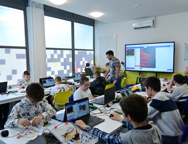 Digitális kihívás – Kreatív technológiai kalandok a Digitális Tudásközpont táborában 