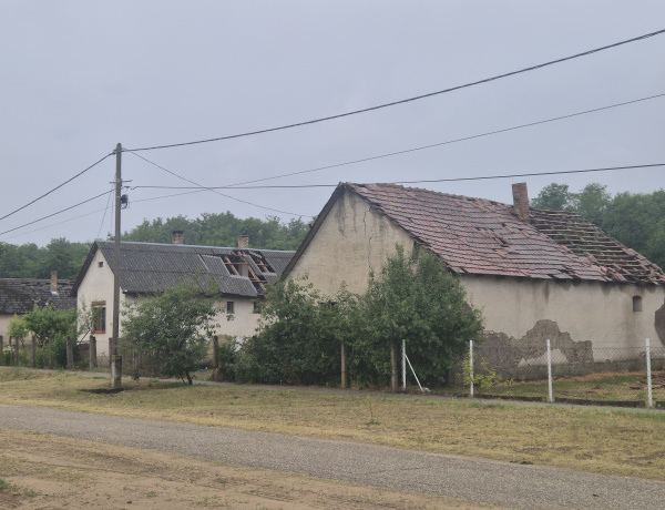 Egy élet munkáját tette tönkre a vihar - Jelentős károkat okozott az erős szél Ömbölyben