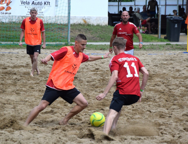 Nagy csata a homokban - strandfoci Sóstón