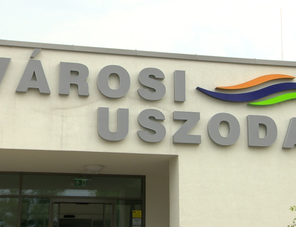 Népszerű az úszás - sokan frissülnek fel a Városi Uszodában 