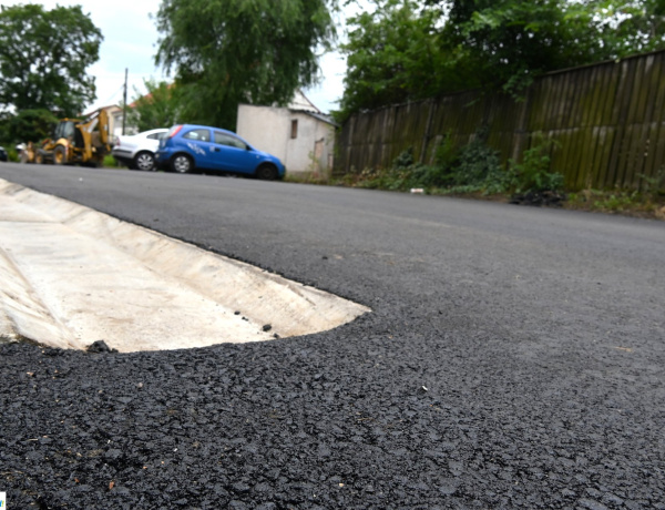 Jól halad a nagyfelületű útfelújítás – A kijelölt utak közel fele kész