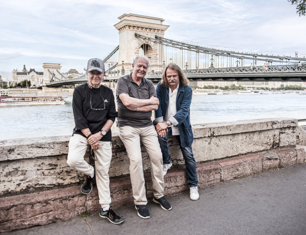 Három barát - Leslie Mandoki, Csupó Gábor és Szűcs László a Lánchídnál futottak össze