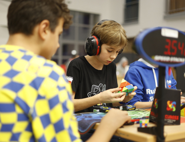 Megáll az ész! – Nemzetközi Rubik-kocka versenyt rendeznek Nyíregyházán