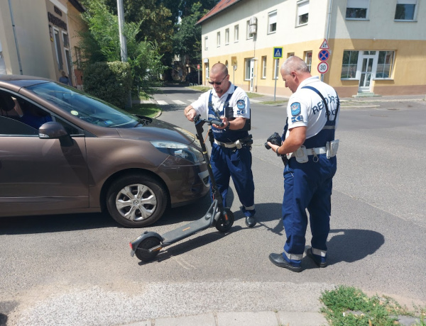 Az autó alá szorult! - Ismét egy rolleres baleset 