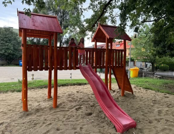 Ez fogadja a gyerekeket a kertvárosi iskolában szeptembertől: open air tanterem és megújult játszótér