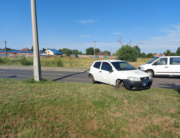 Elhagyta a helyszínt a villanyoszlopnak ütköző sofőr