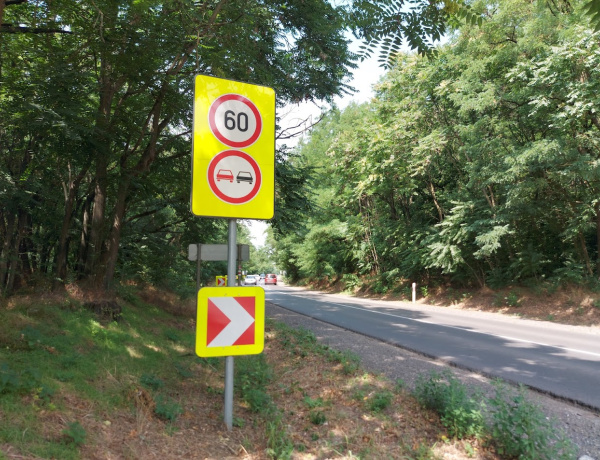 A hétvégén sem érdemes téglát rakni a gázpedálra!