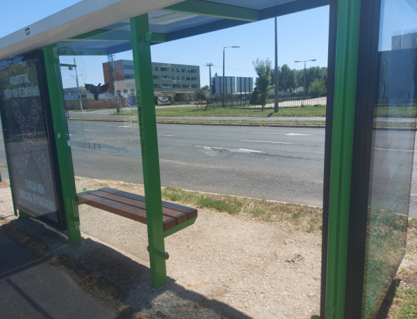 Buszmegállót rongált – Az elkövető kitörte az üvegtáblát, több tízezer forintos kárt okozott