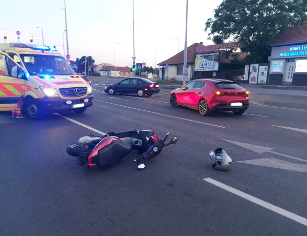 A robogós elé kanyarodott – Több sávot le kellett zárni