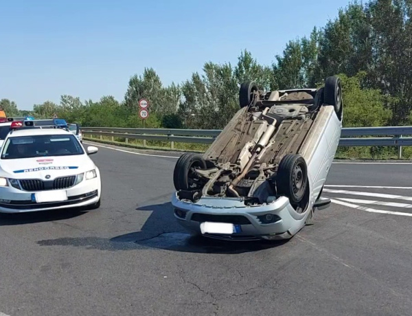 Hirtelen fékezés következtében borult fel