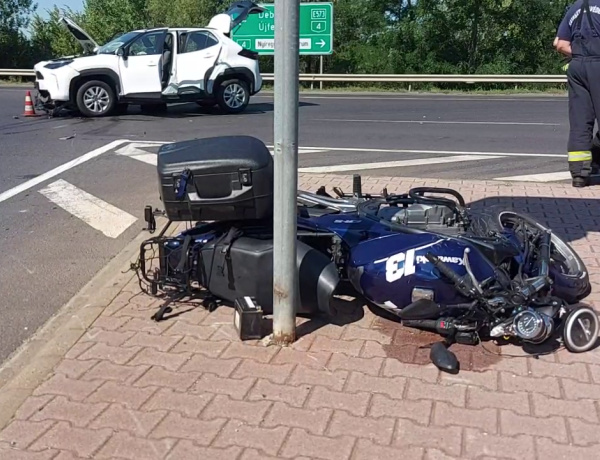 Nem adta meg az elsőbbséget a szabályosan közlekedő motorosnak a figyelmetlen sofőr