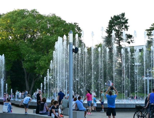 Sóstói attrakció – Különleges fény- és hangeffektekkel várja a látogatókat a zenélő szökőkút