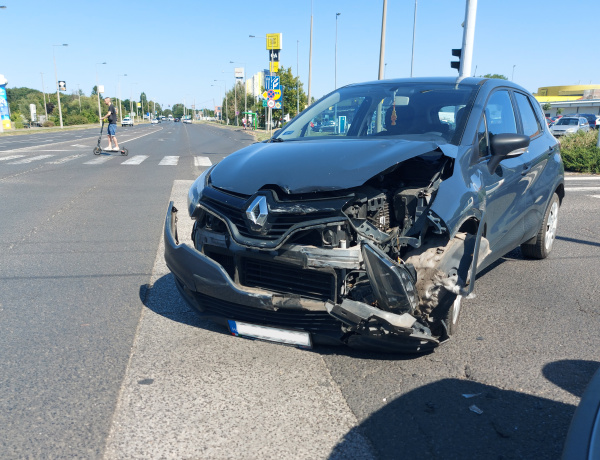 Egymásba ütközött két autó a Kosbor utcánál