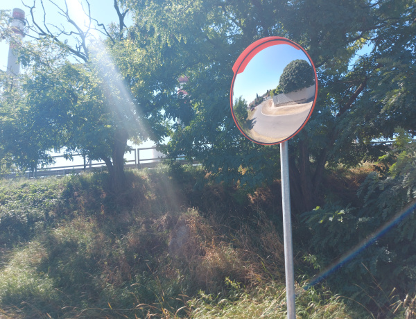 Új forgalmi tükröt helyeztek a Varsó utcára