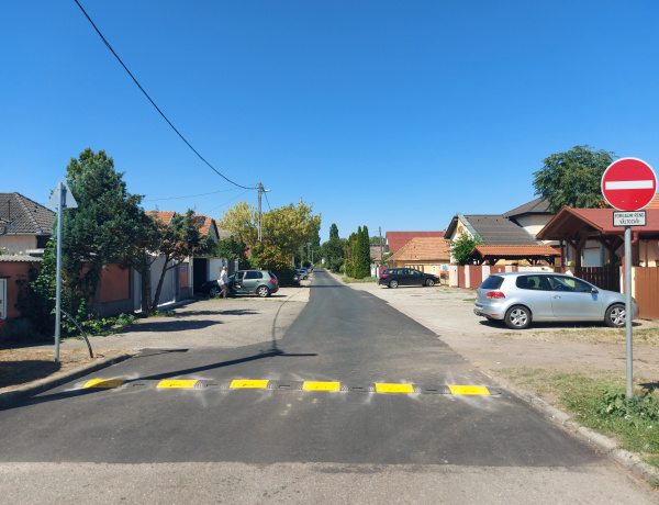 Sebességkorlátozó bordát helyeztek el a Nád utcán