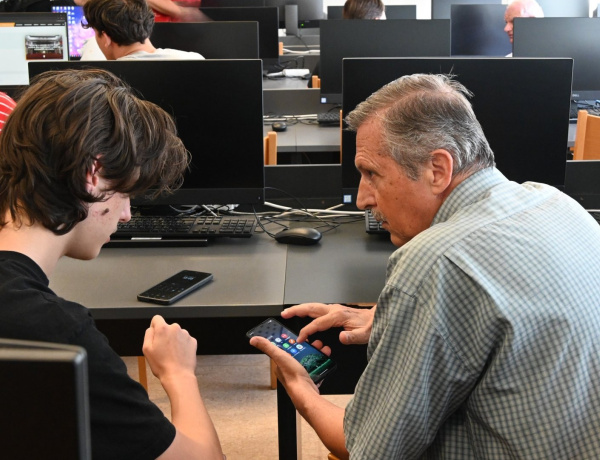 Netrevalók – Az internet és informatika világát ismerhetik meg az idősek a könyvtárban