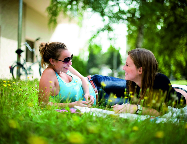 „Az órákon át tartó napozás valójában nem pihentet” – egyetemi oktató figyelmeztet a kánikula veszélyeire