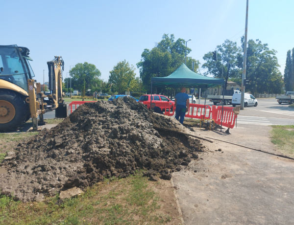 Csőtörés történt a Bujtos utca, Hunyadi utcánál. 