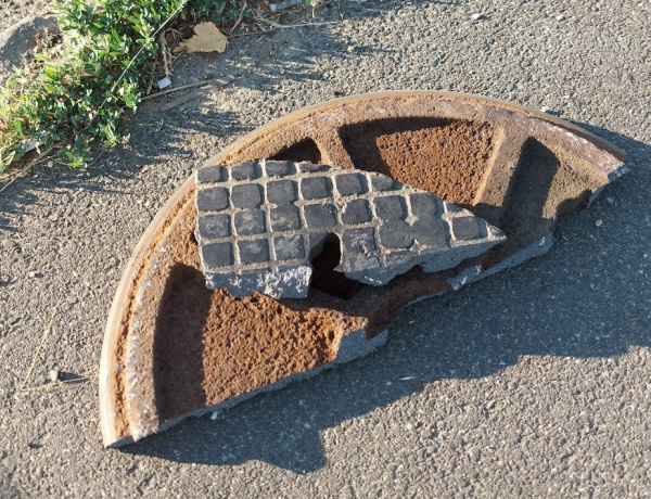 Még a rendőrségre is szükség lett egy fedlap miatt 