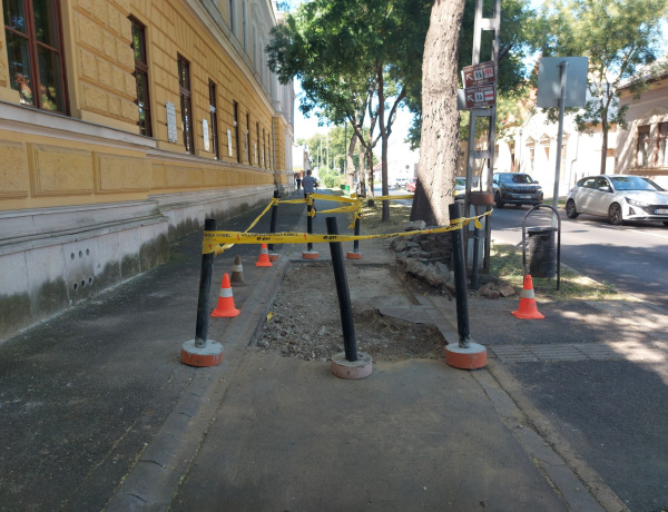 Ez történt a Kossuth gimnázium előtt - A gyalogosok és a kerékpárosok óvatosan!