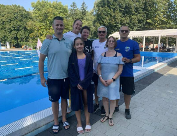 Több mint 70 km - medencében úszták át a Balatont! 