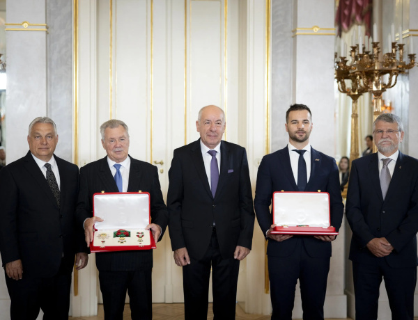 „A végtelenbe és tovább” – a legrangosabb kitüntetéssel ismerték el Kapu Tibor és Farkas Bertalan teljesítményét