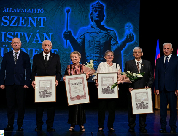 Kitüntetések és kenyérszentelés az önkormányzati Szent István-napi ünnepségen